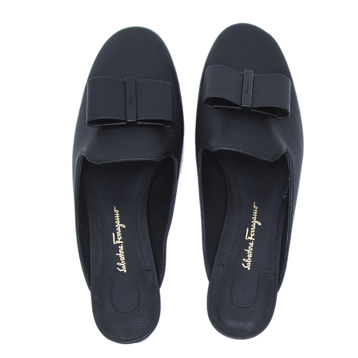 フェラガモ FERRAGAMO レディース牛革フローラルシェイプフラットスリッパ 0684331 CALF NERO BLACK