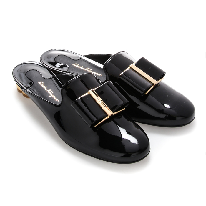 フェラガモ FERRAGAMO パテントレザーボウハーフスリッパ 0695097 PA-C NERO